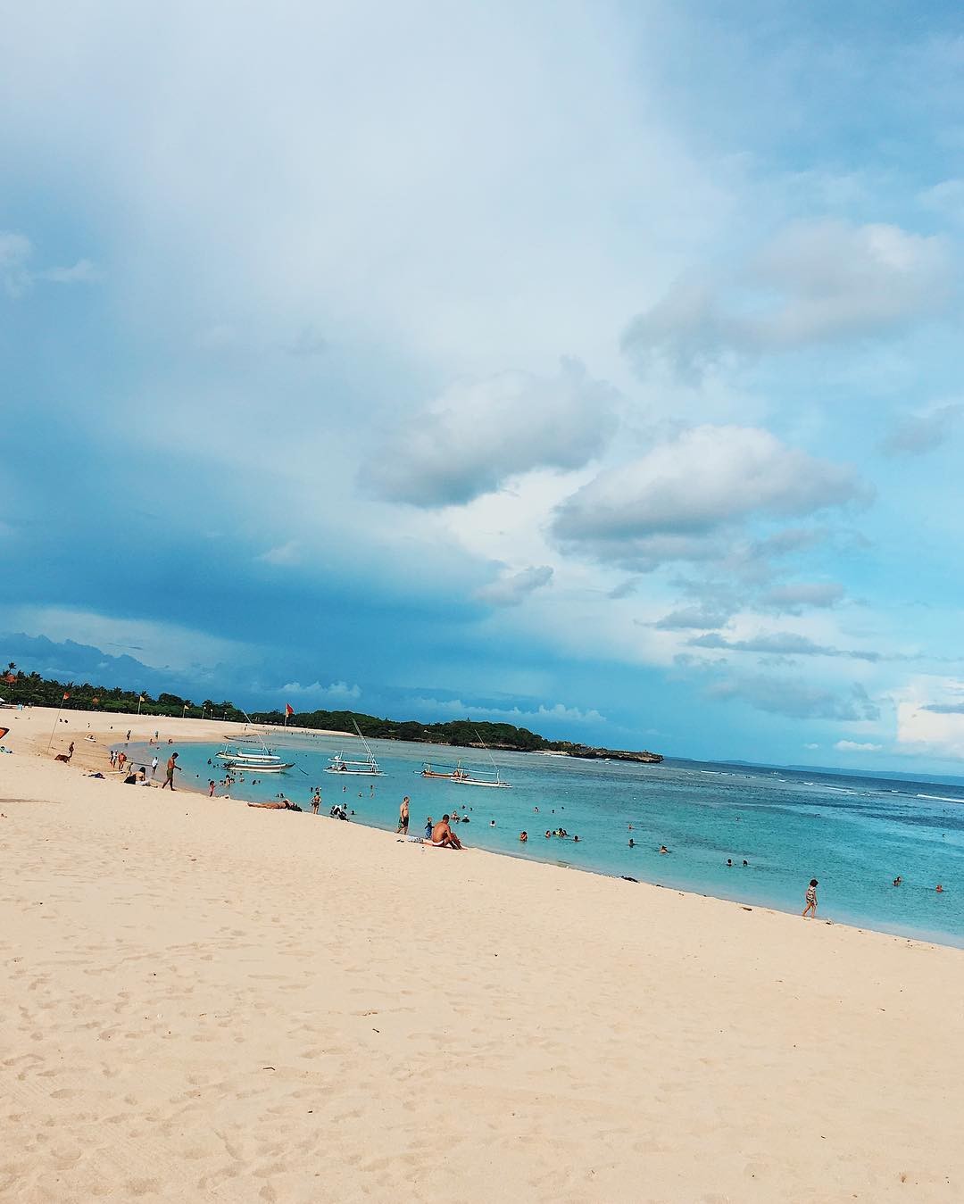 Suasana pantai yang dipenuhi pengunjung